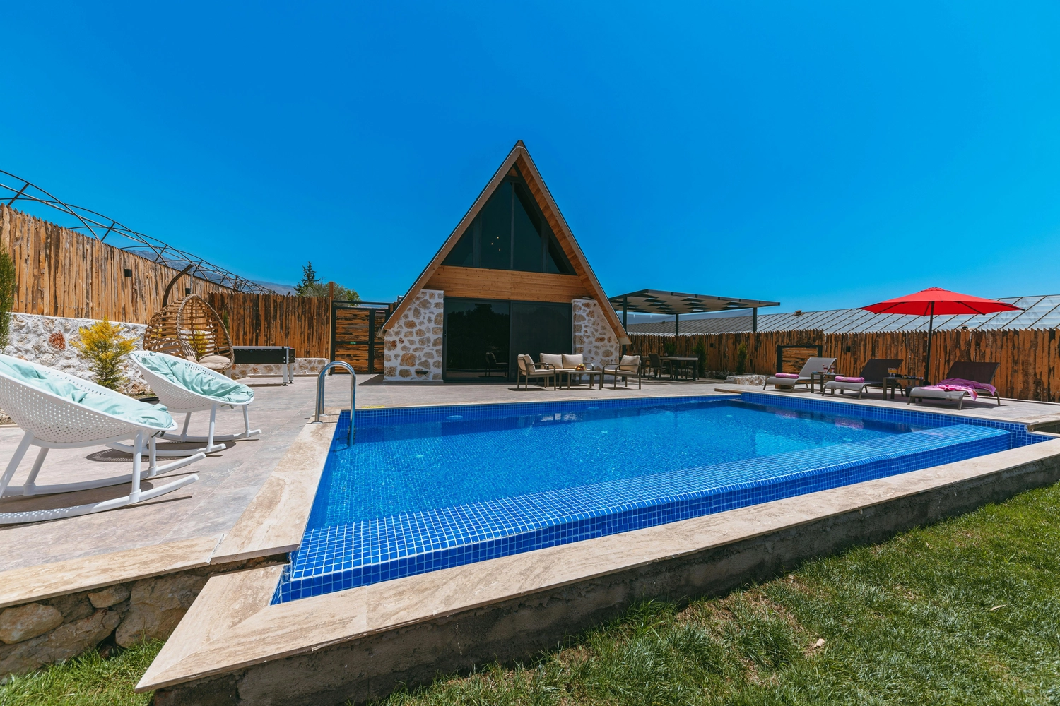 Sam Haus – modularer Hausbau – Luxuriöse, moderne Hütte mit Pool und Blick auf einen See